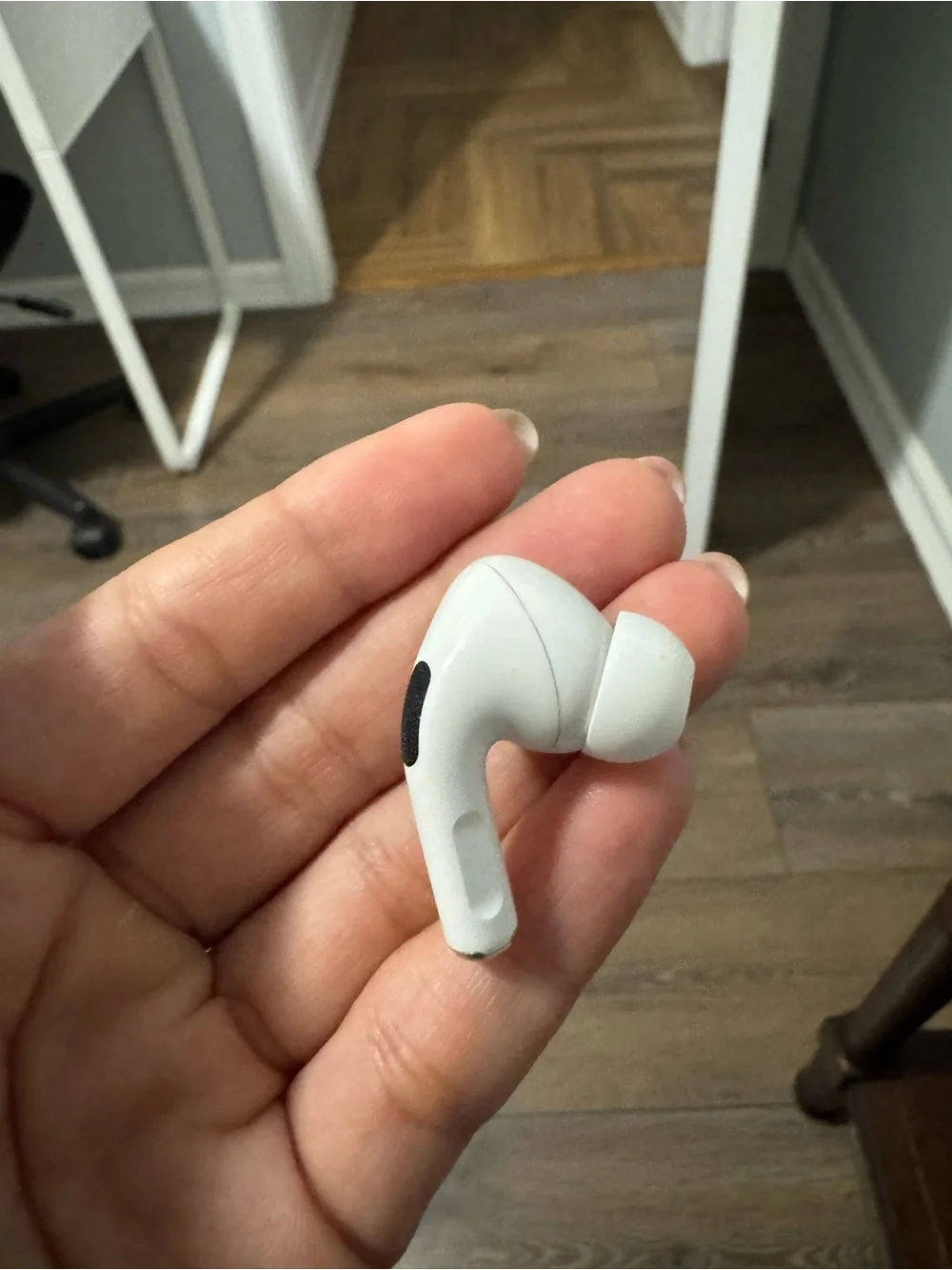 Apple AirPods Pro Wireless Earbuds in White with Charging Case